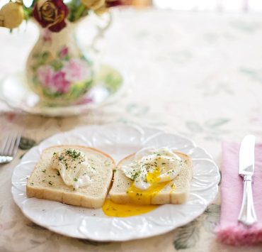poached eggs on toast 739401 1920