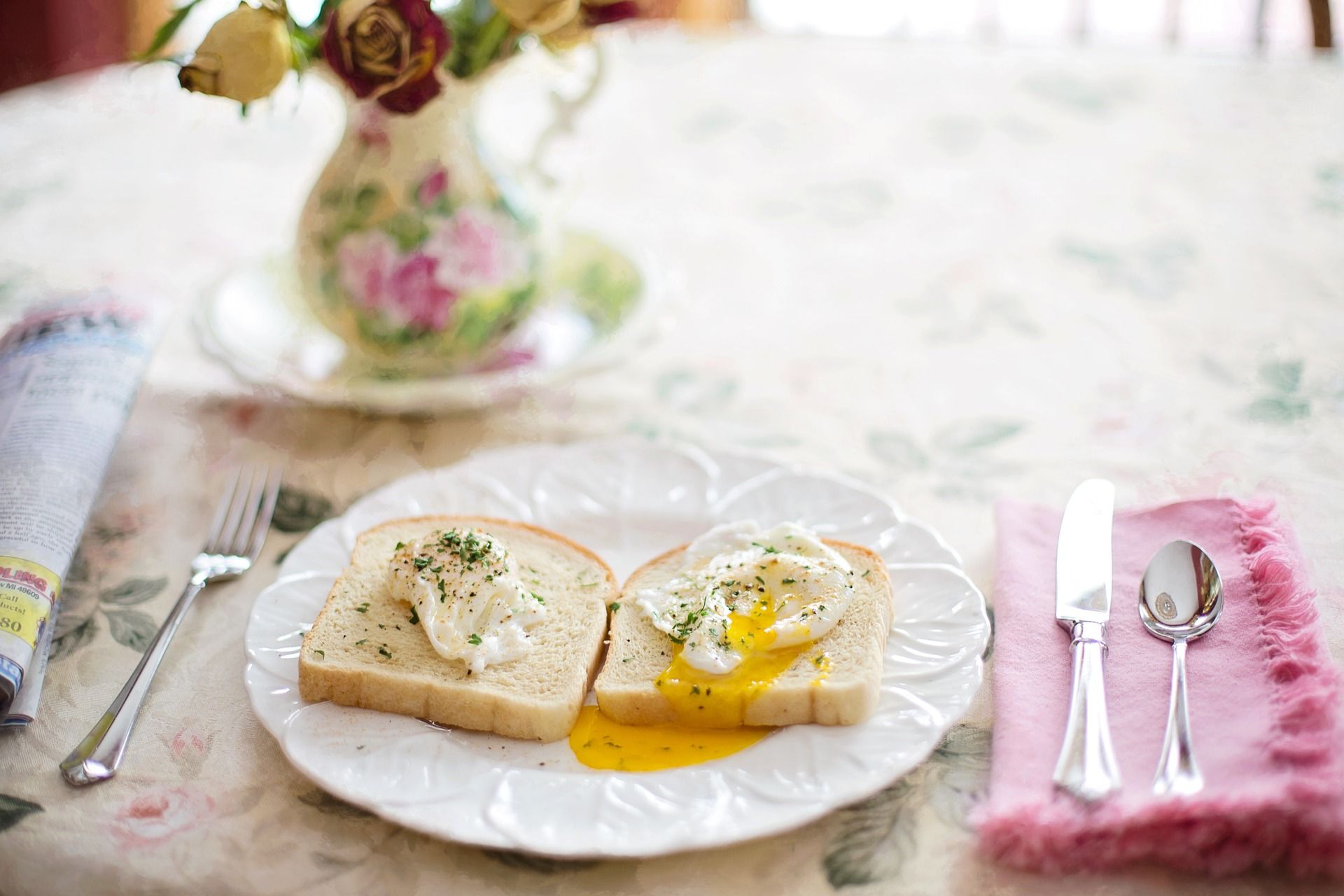 poached eggs on toast 739401 1920