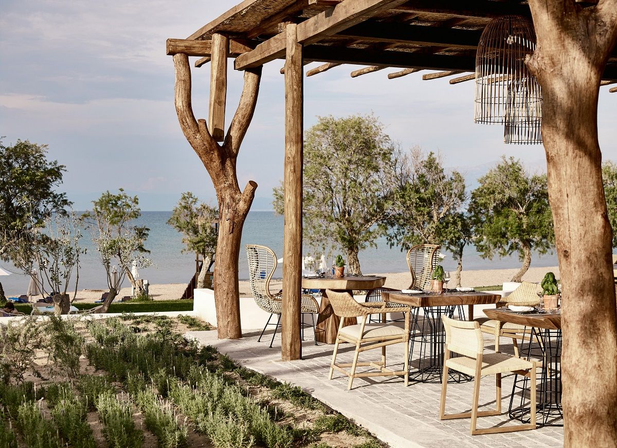 20 seaside dining below the shaded pergola in Casa Marron cm020 72dpi