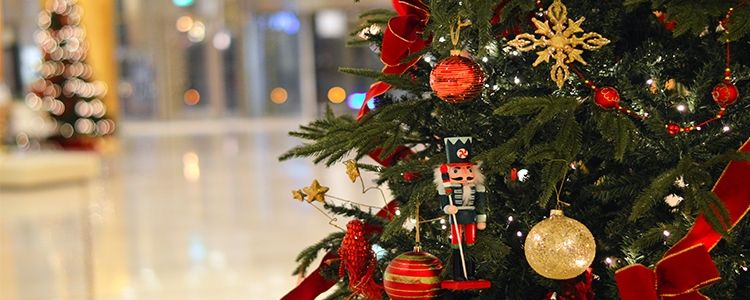 Christmas dinner in Athens: Best Family-Friendly Restaurants (2025–2026): 9 Christmas Decor 4