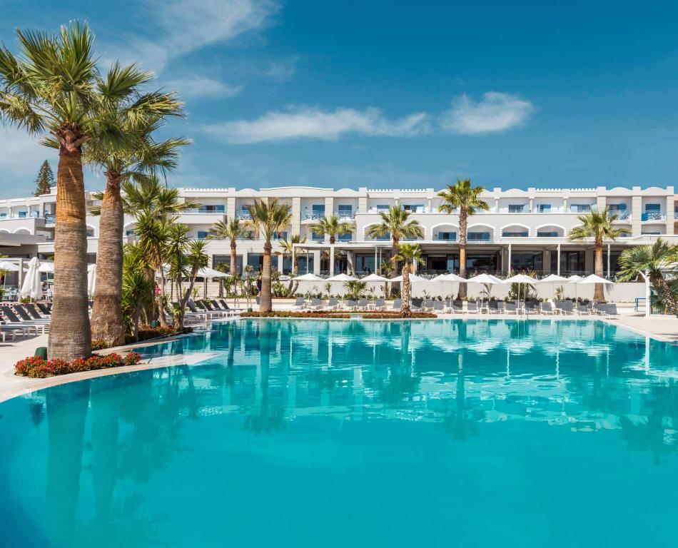 The 20 Best Family Hotels in Greece 2 Mitsis hotel in Rhodos Greece, palmtrees swimming pool and family friendly