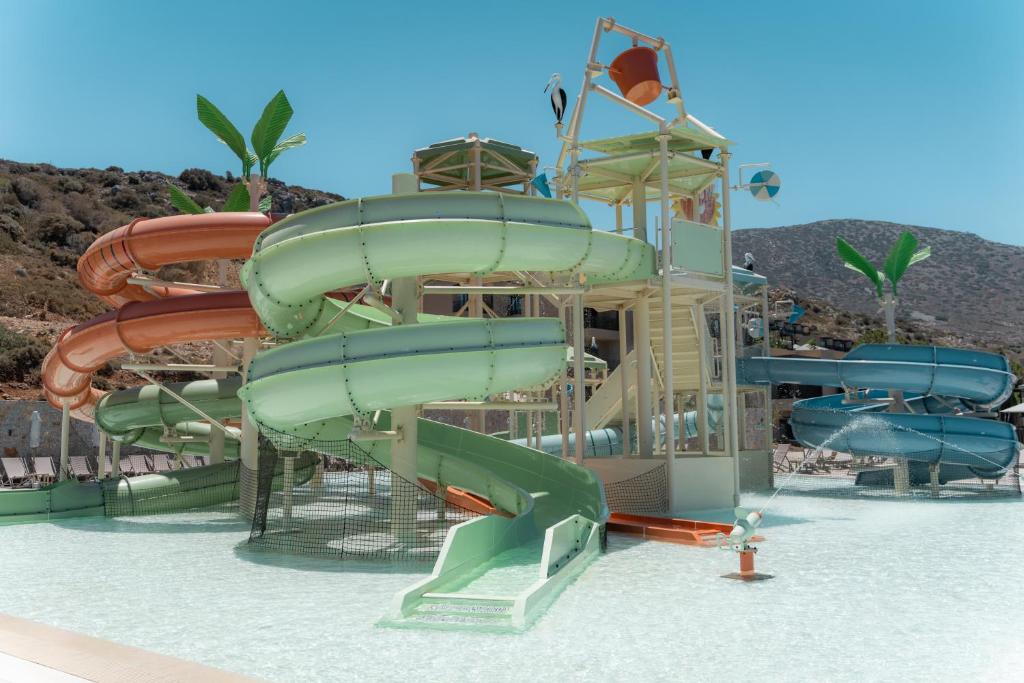 water slides and pool in Ilias Sunskissed hotel in Crete in Hersonissos, opened in 2024, very family friendly
