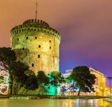 Family Hotels in Thessaloniki, Greece - The white tower by night - Family Experiences Greece