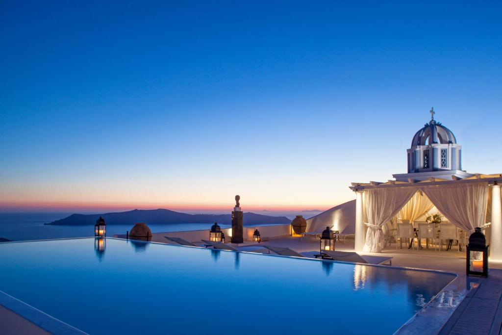 best 4-star family hotels in Santorini