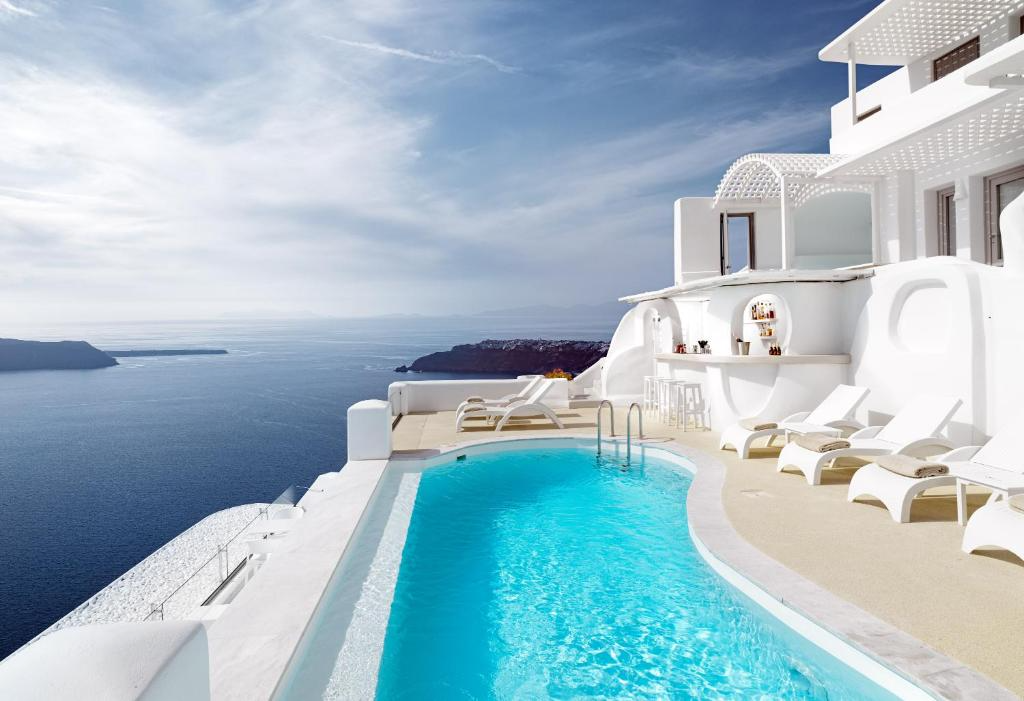 best 4-star family hotels in Santorini