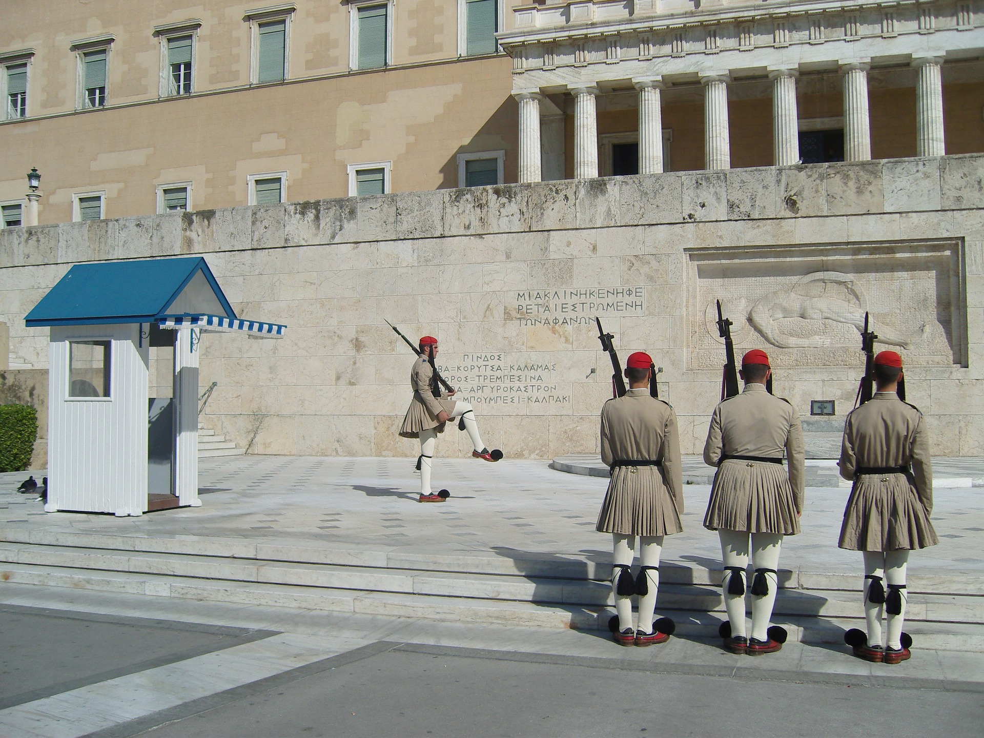 Athens guards Parliament family walking tour KidsLoveGreece PXB