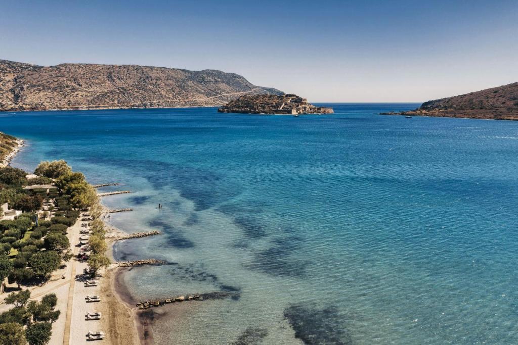 Calm mornings at Domes of Elounda — where families wake up to the bay of Spinalonga, private pools, and that signature Domes blend of luxury and ease.